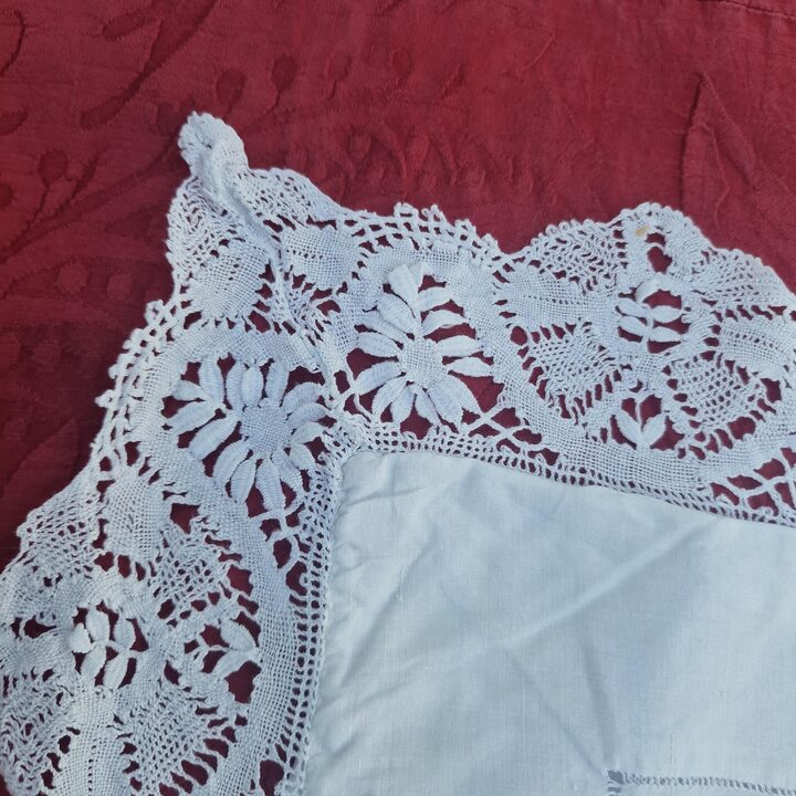 アンティークリネン枕カバー 手刺繍イニシャルM 手編みボビンレース マザーオブパールボタン 19世紀後半 75x75 cm