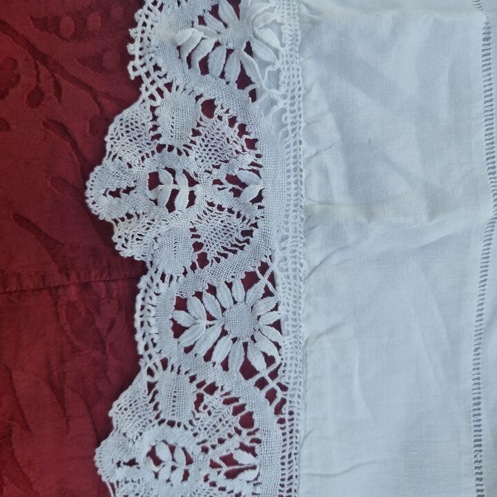 アンティークリネン枕カバー 手刺繍イニシャルM 手編みボビンレース マザーオブパールボタン 19世紀後半 75x75 cm