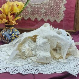 Lot van 29 Vintage Kantjes - Assortiment van Antiek Kloskant, Broderie Anglaise en Haakwerk - 20 tot 45 cm voor Poppen