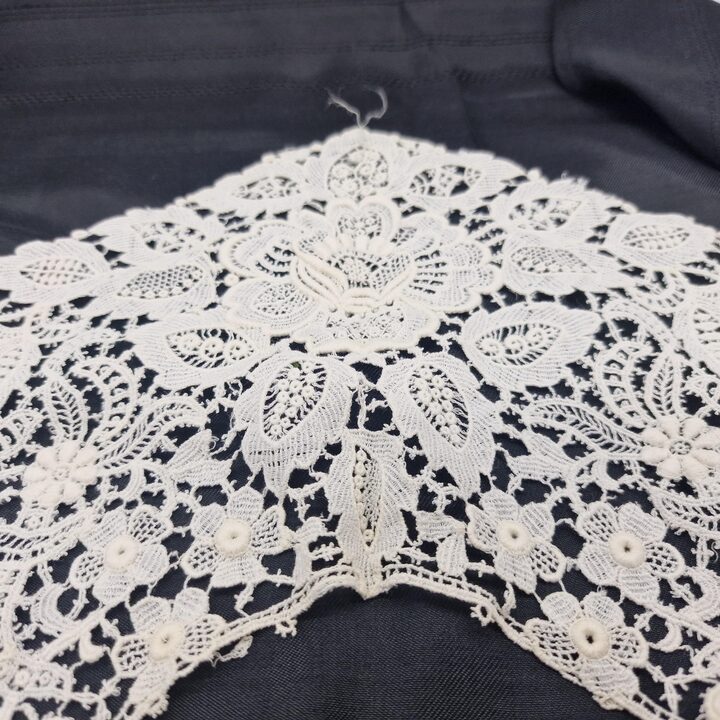 Antiker Spitzenkragen, Brüsseler Duchesse Spitzenkragen, Off-White Baumwolle Nadelspitze, Belle Epoque Mode, Breite 15cm