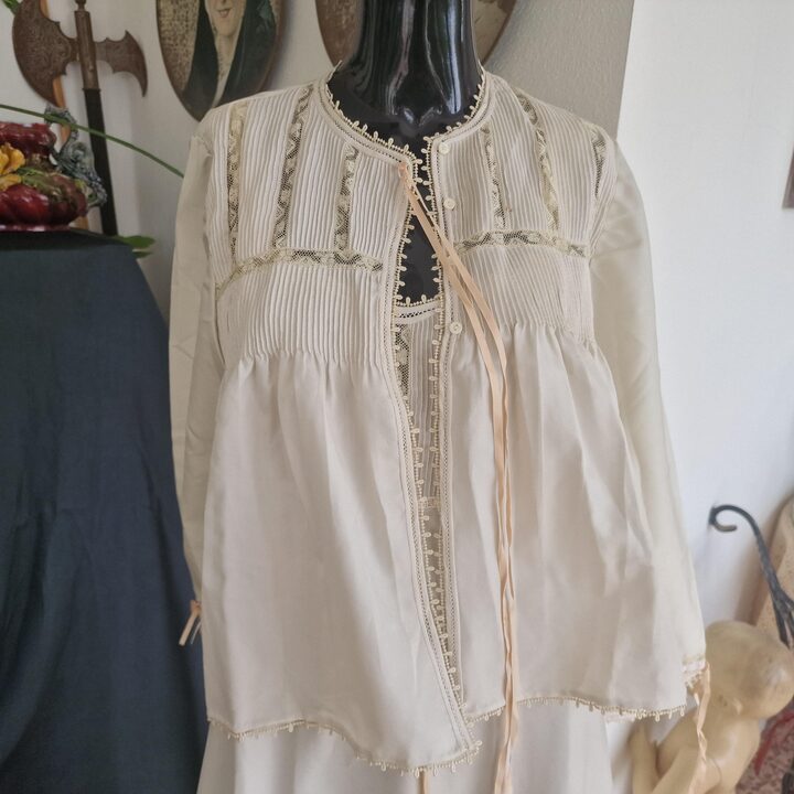 Vintage Nachtkleding Set Nachthemd en Bedjasje, 1960s Handgemaakte Kant Crepe Lingerie, Geplooid Creme Nachthemd, Maat S