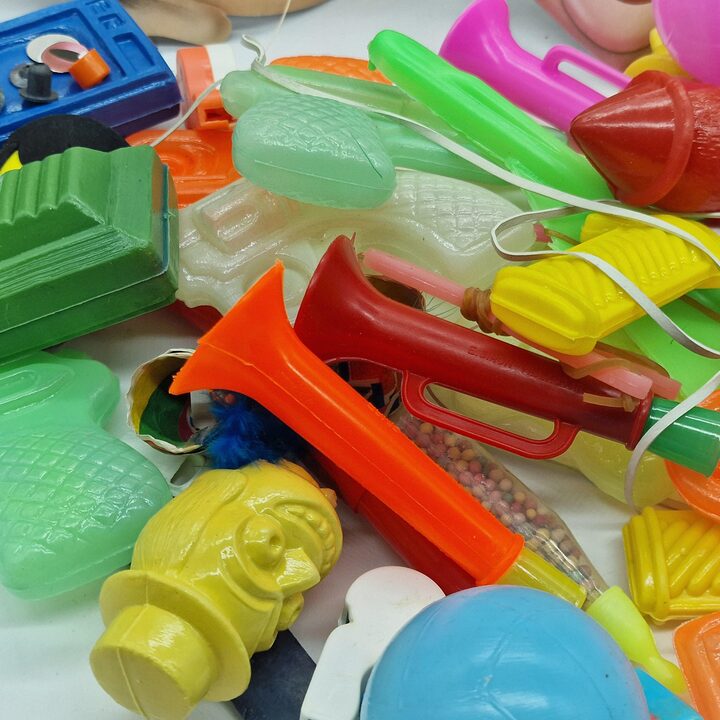 Zestaw 25 Zabawek z Kiosku Vintage Zabawki Ludowe Maski Tekturowe Plastikowe Pistolety Gwizdki Lata 1960 1970
