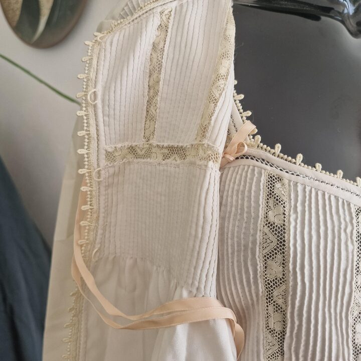Vintage Nachtkleding Set Nachthemd en Bedjasje, 1960s Handgemaakte Kant Crepe Lingerie, Geplooid Creme Nachthemd, Maat S