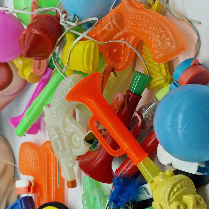 Zestaw 25 Zabawek z Kiosku Vintage Zabawki Ludowe Maski Tekturowe Plastikowe Pistolety Gwizdki Lata 1960 1970