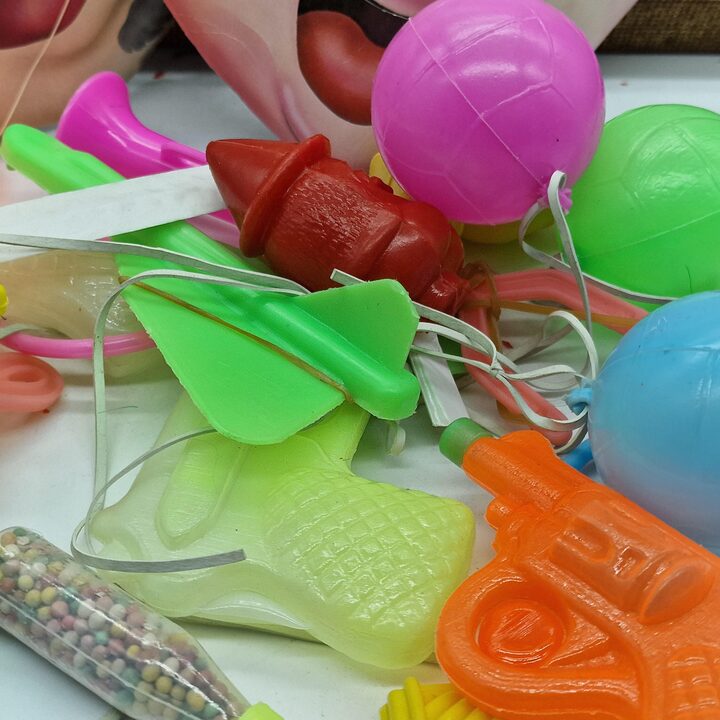 Zestaw 25 Zabawek z Kiosku Vintage Zabawki Ludowe Maski Tekturowe Plastikowe Pistolety Gwizdki Lata 1960 1970