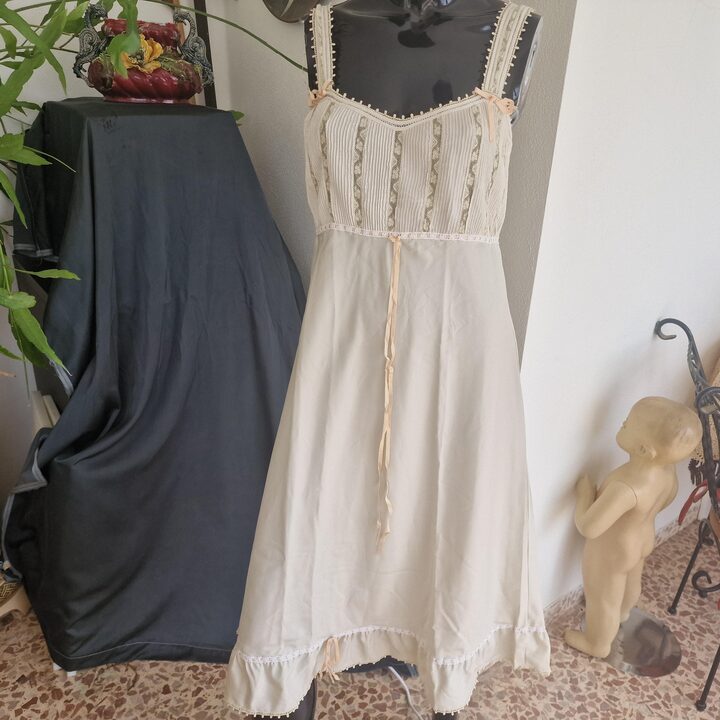Vintage Nachtkleding Set Nachthemd en Bedjasje, 1960s Handgemaakte Kant Crepe Lingerie, Geplooid Creme Nachthemd, Maat S