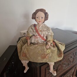 Porcelanowa Lalka Siedzaca Figurka Kolekcjonerska Hiszpanska Fallera Valencia Tradycyjny Stroj 53 cm 21 Cal Vintage 1980