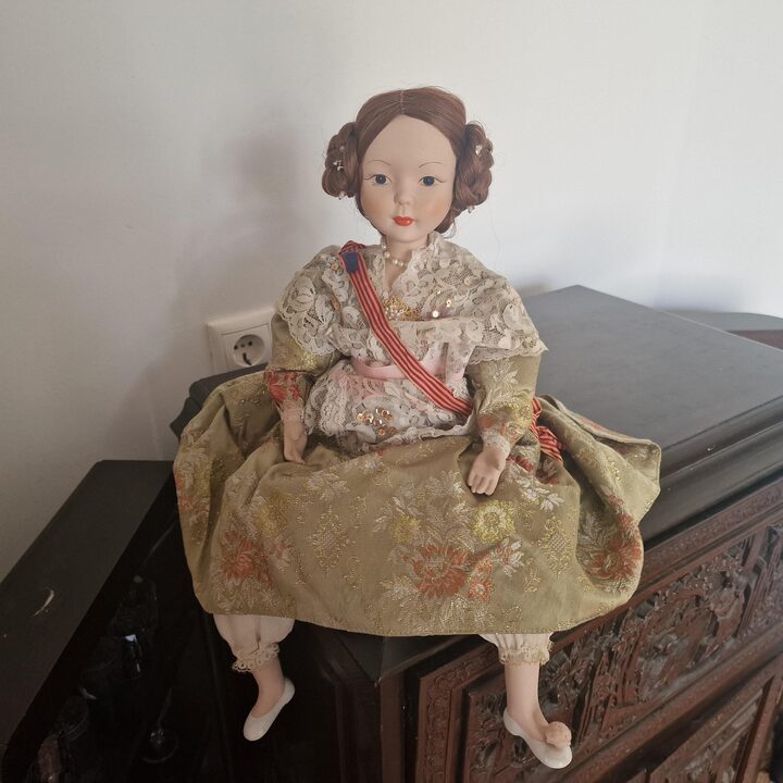 Porcelanowa Lalka Siedzaca Figurka Kolekcjonerska Hiszpanska Fallera Valencia Tradycyjny Stroj 53 cm 21 Cal Vintage 1980