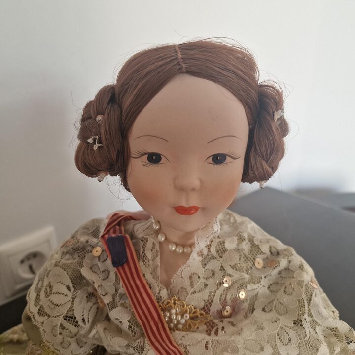 Muñeca de Porcelana Sentada Figura Colección Fallera Valenciana Traje Tradicional 53 cm 21 pulgadas Vintage 1980