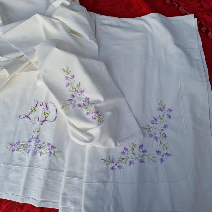 Vintage Baumwolle Bettwäsche Set Monogramm Laken und Kissenbezug Lavendel Handstickerei Aussteuer Bettwäsche 2Teilig 1950er