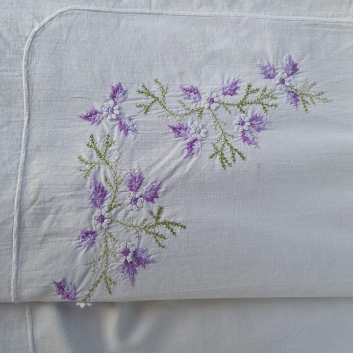 Vintage Baumwolle Bettwäsche Set Monogramm Laken und Kissenbezug Lavendel Handstickerei Aussteuer Bettwäsche 2Teilig 1950er