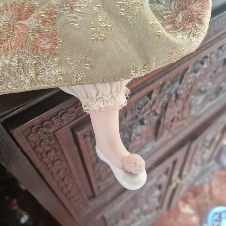 Porcelanowa Lalka Siedzaca Figurka Kolekcjonerska Hiszpanska Fallera Valencia Tradycyjny Stroj 53 cm 21 Cal Vintage 1980