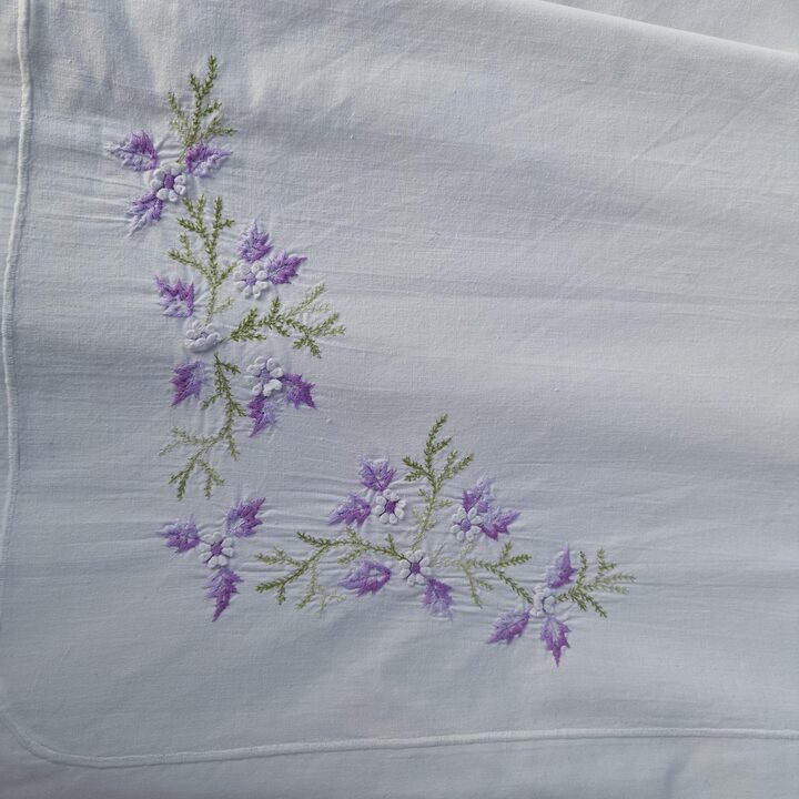 Vintage Baumwolle Bettwäsche Set Monogramm Laken und Kissenbezug Lavendel Handstickerei Aussteuer Bettwäsche 2Teilig 1950er