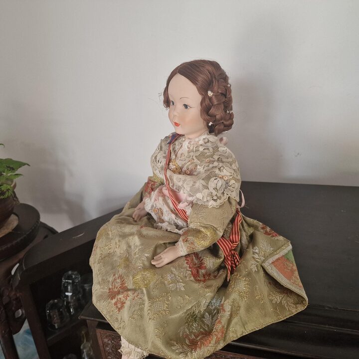Muñeca de Porcelana Sentada Figura Colección Fallera Valenciana Traje Tradicional 53 cm 21 pulgadas Vintage 1980