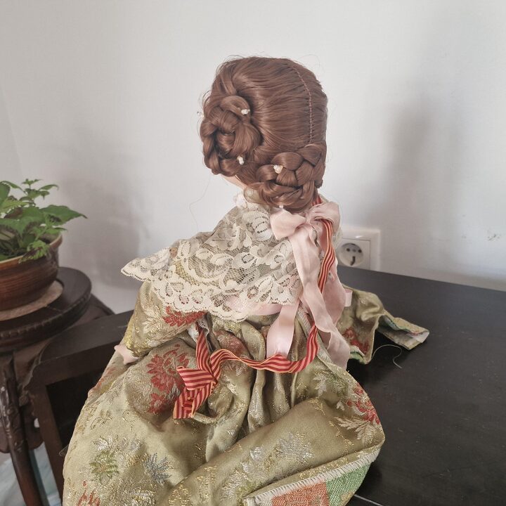 Porcelanowa Lalka Siedzaca Figurka Kolekcjonerska Hiszpanska Fallera Valencia Tradycyjny Stroj 53 cm 21 Cal Vintage 1980
