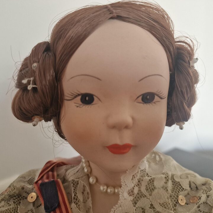 Porcelanowa Lalka Siedzaca Figurka Kolekcjonerska Hiszpanska Fallera Valencia Tradycyjny Stroj 53 cm 21 Cal Vintage 1980