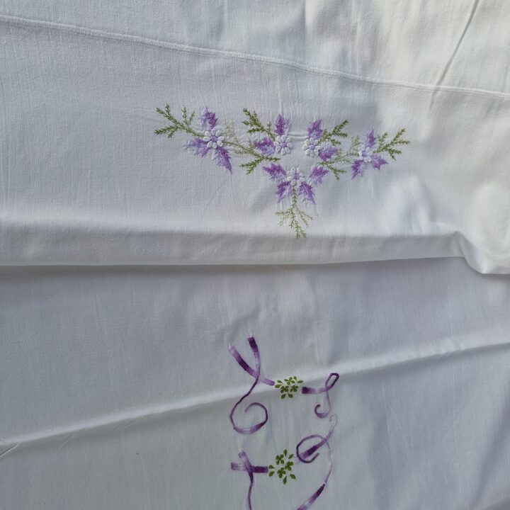 Vintage Baumwolle Bettwäsche Set Monogramm Laken und Kissenbezug Lavendel Handstickerei Aussteuer Bettwäsche 2Teilig 1950er