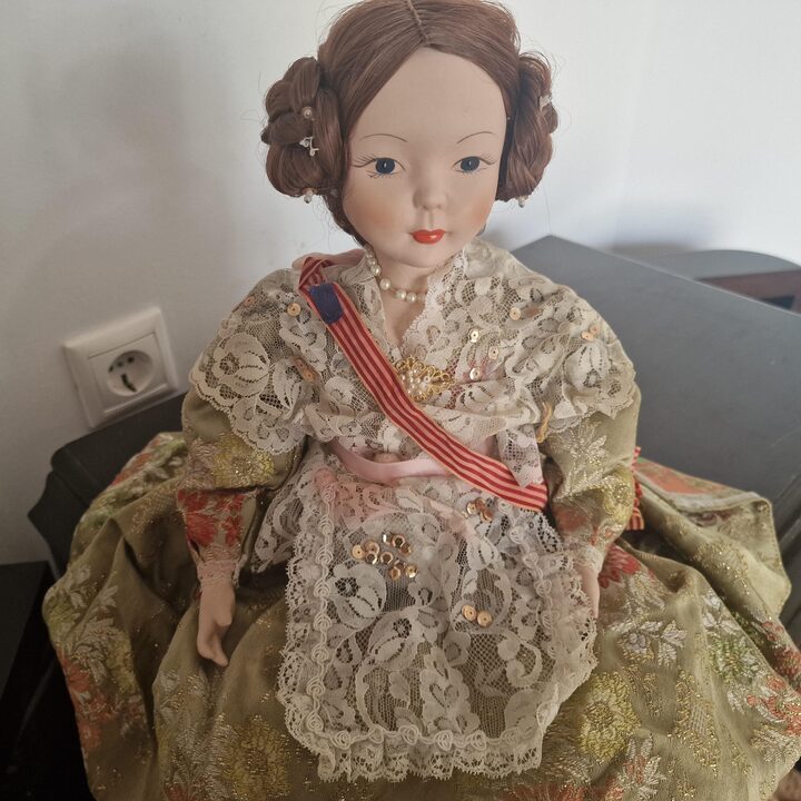 Muñeca de Porcelana Sentada Figura Colección Fallera Valenciana Traje Tradicional 53 cm 21 pulgadas Vintage 1980