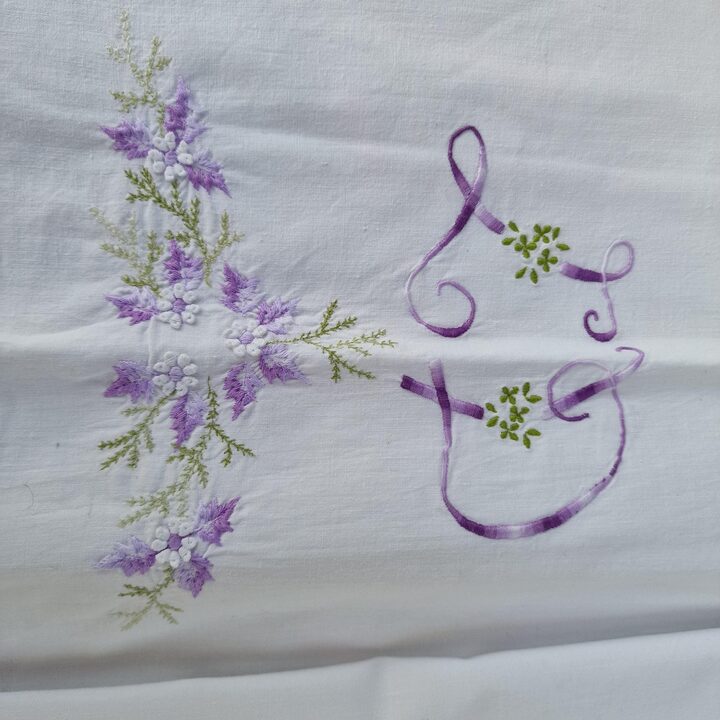 Vintage Baumwolle Bettwäsche Set Monogramm Laken und Kissenbezug Lavendel Handstickerei Aussteuer Bettwäsche 2Teilig 1950er