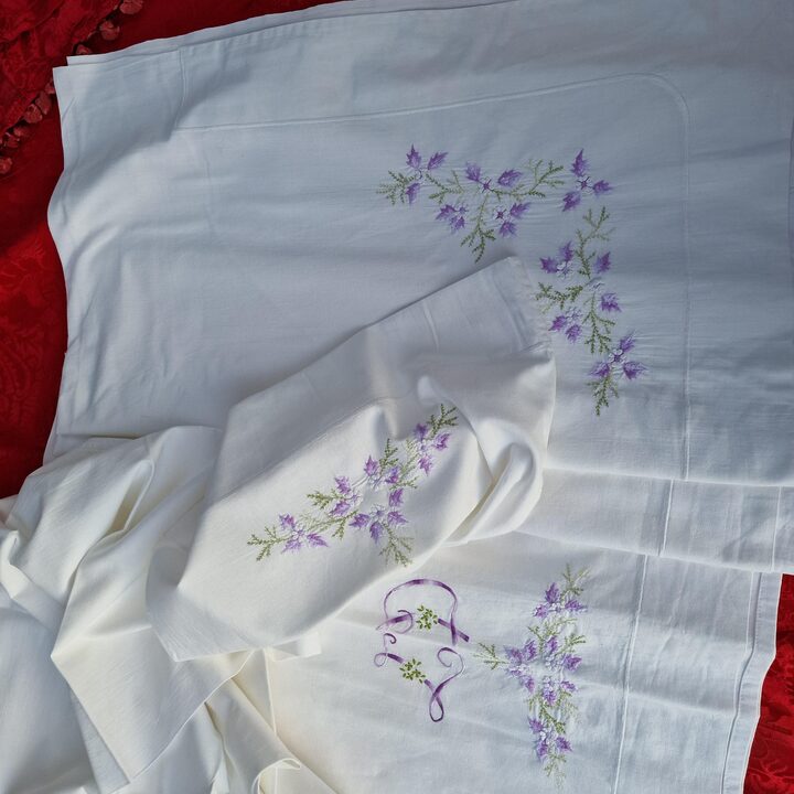 Vintage Baumwolle Bettwäsche Set Monogramm Laken und Kissenbezug Lavendel Handstickerei Aussteuer Bettwäsche 2Teilig 1950er