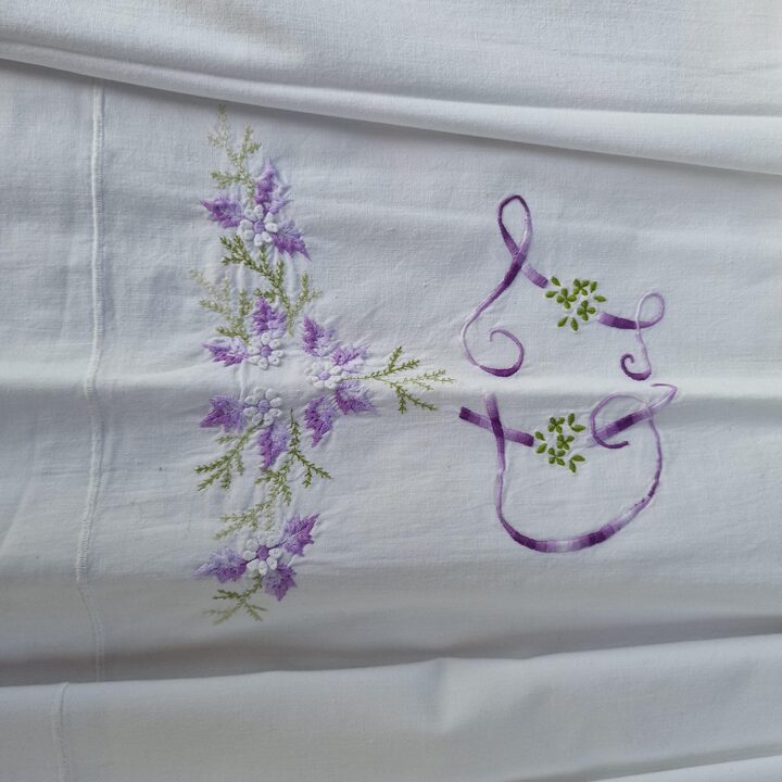 Vintage Baumwolle Bettwäsche Set Monogramm Laken und Kissenbezug Lavendel Handstickerei Aussteuer Bettwäsche 2Teilig 1950er