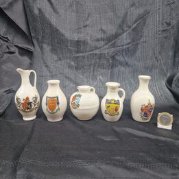 Miniaturkrüge und Crested China, Heraldisches Porzellan W.H. Goss und Alexandra, 5er Set, Edwardianische Souvenirs