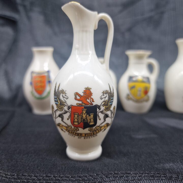 Miniaturowe Dzbanki i Crested China, Porcelana Heraldyczna W.H. Goss i Alexandra, Zestaw 5, Pamiatki z Epoki Edwardianskiej