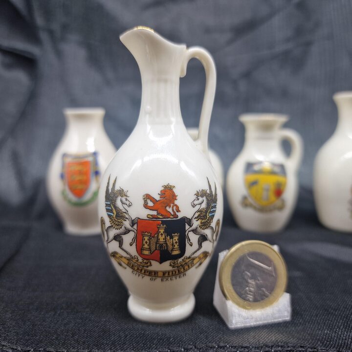 Miniaturowe Dzbanki i Crested China, Porcelana Heraldyczna W.H. Goss i Alexandra, Zestaw 5, Pamiatki z Epoki Edwardianskiej