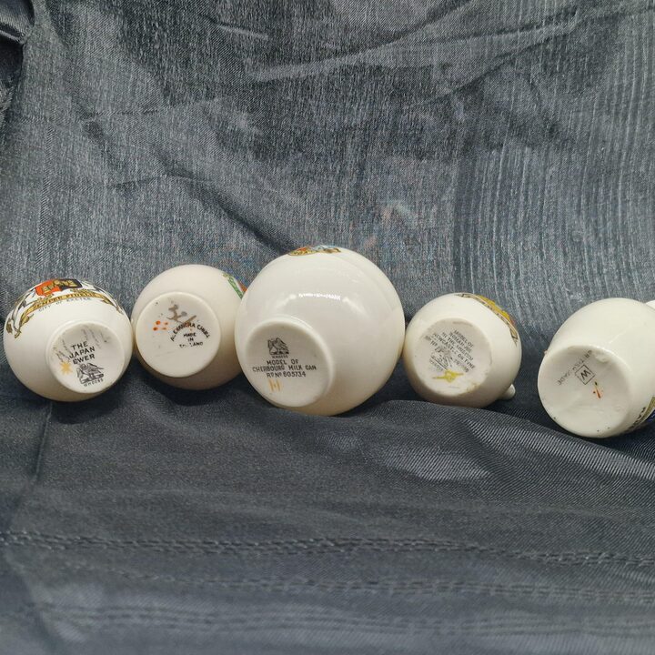 Miniaturowe Dzbanki i Crested China, Porcelana Heraldyczna W.H. Goss i Alexandra, Zestaw 5, Pamiatki z Epoki Edwardianskiej