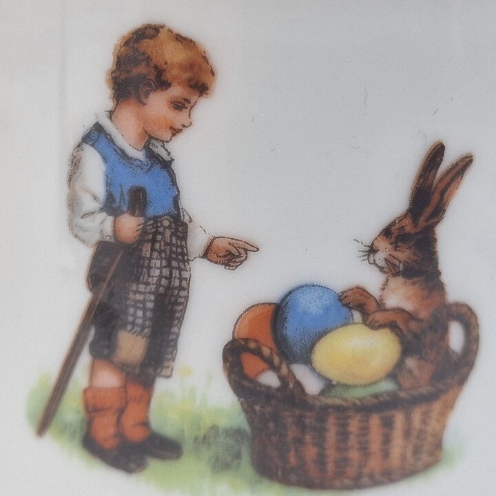 Eamag Bavaria Porzellan Tassen und Untertassen Set, Vintage Kindergeschirr mit Hasen und Zwerg, Osterdekor aus den 1940er Jahre…