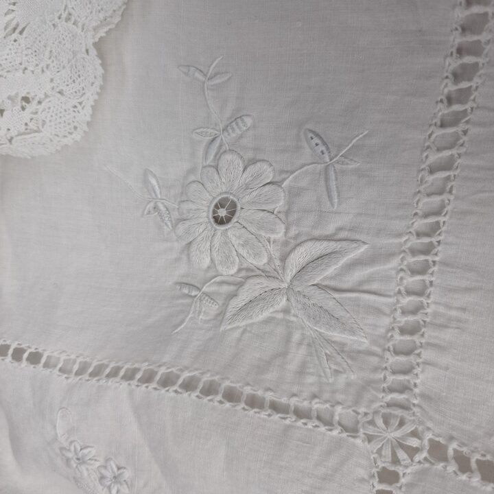 Ensemble de Lit en Lin Ancien Brodé Main Dentelle Richelieu HM