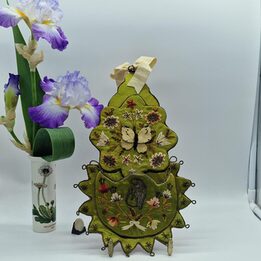Bolsillo de Pared Victoriano Bordado Mariposa 3D Oro y Seda Siglo XIX