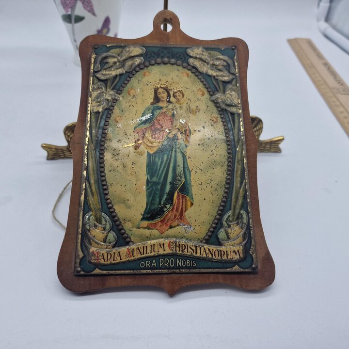 Antica Targa Religiosa Art Nouveau - Maria Auxilium Christianorum - Litografia su Latta e Legno - Barcellona 1910