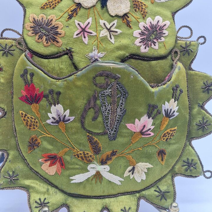 Viktorianische Wandtasche 3D Schmetterling Stickerei Gold und Seide 19. Jhd