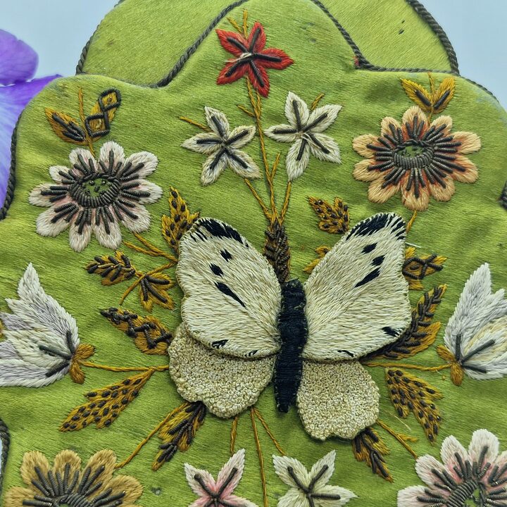 Viktorianische Wandtasche 3D Schmetterling Stickerei Gold und Seide 19. Jhd