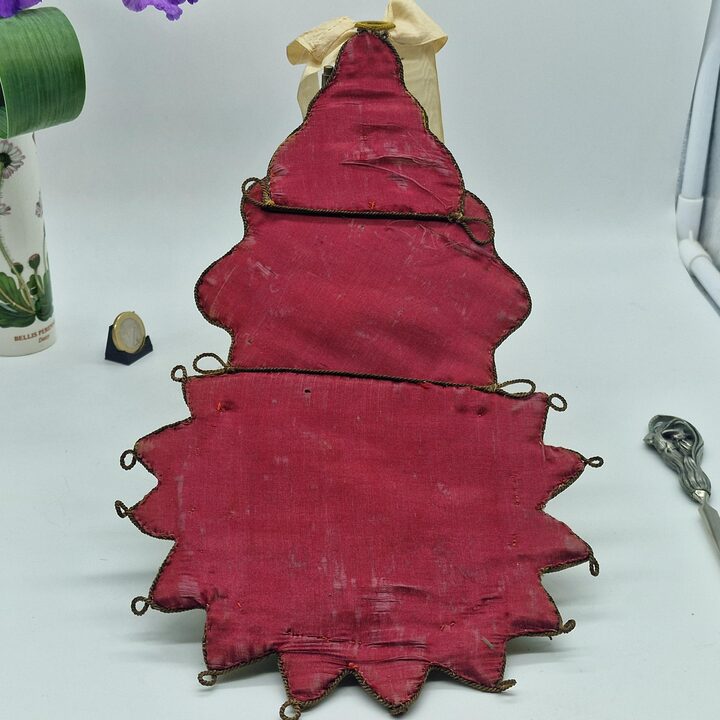 Viktorianische Wandtasche 3D Schmetterling Stickerei Gold und Seide 19. Jhd
