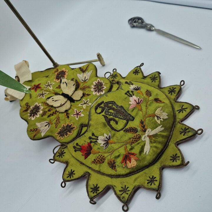 Viktorianische Wandtasche 3D Schmetterling Stickerei Gold und Seide 19. Jhd