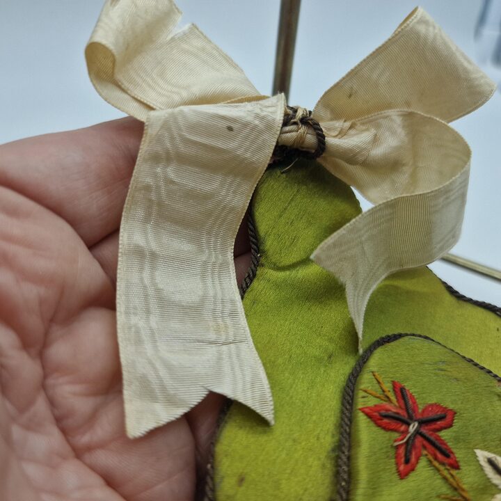 Viktorianische Wandtasche 3D Schmetterling Stickerei Gold und Seide 19. Jhd