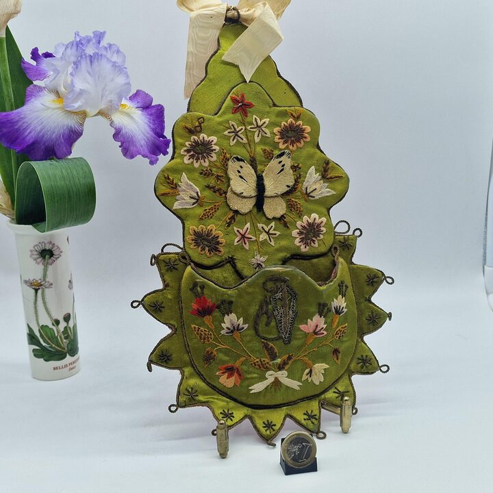 Viktorianische Wandtasche 3D Schmetterling Stickerei Gold und Seide 19. Jhd