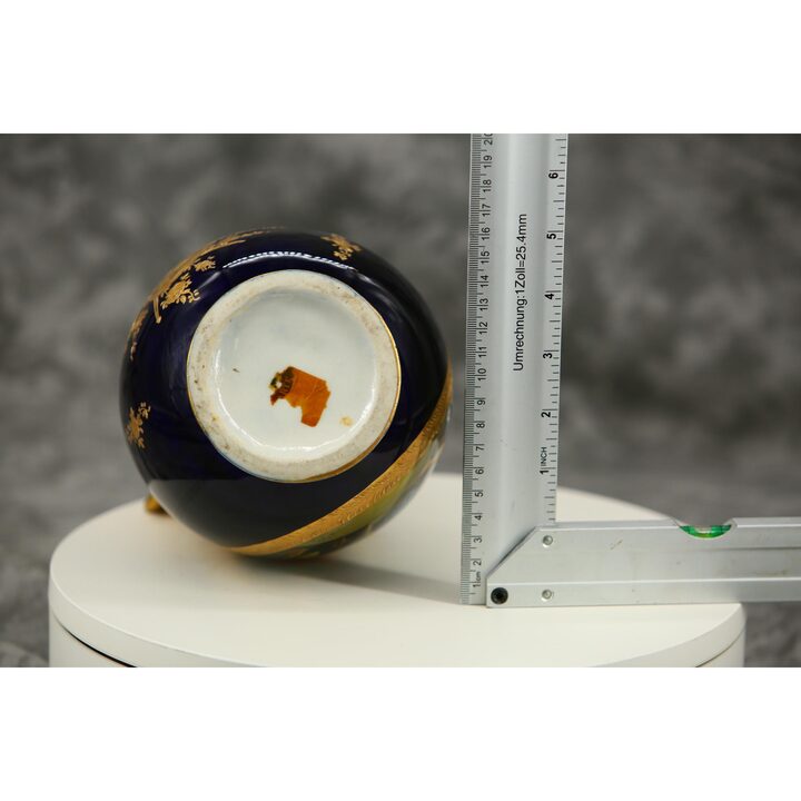 Vaso de porcelana azul cobalto estilo Limoges com tampa, assinado T. Mor, cena galante, decoração clássica francesa, 32 cm