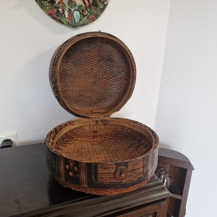 Cesto Cinese Vintage in Bambù Anni '50, Scatola Intrecciata a Mano con Coperchio e Decorazione Dipinta