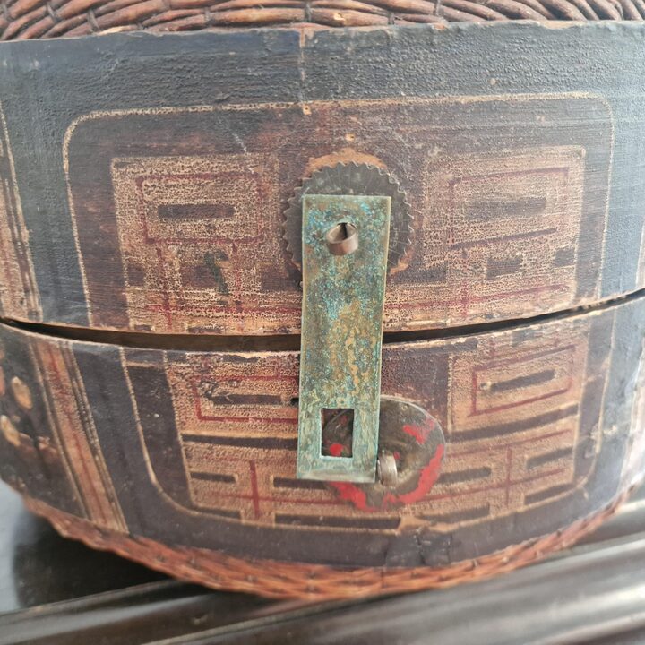 Vintage chinesischer Bambuskorb 1950er, handgewebte Aufbewahrungsbox mit Deckel und Bemalung