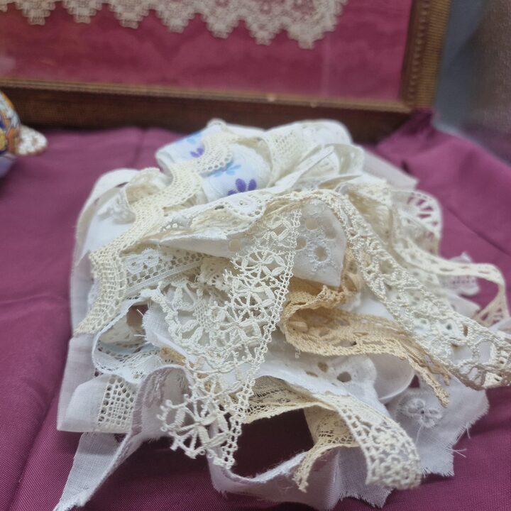 Lot de 29 Fragments de Dentelle Vintage 15-25cm - Crochet Coton et Broderie pour Poupées et Junk Journals