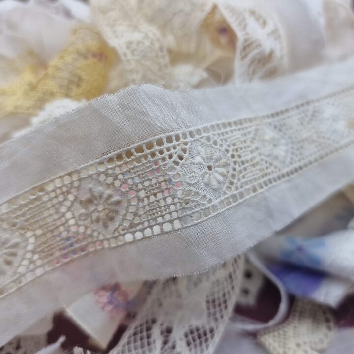 Lot de 29 Fragments de Dentelle Vintage 15-25cm - Crochet Coton et Broderie pour Poupées et Junk Journals
