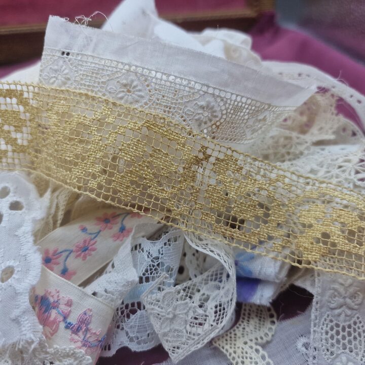 Lot de 29 Fragments de Dentelle Vintage 15-25cm - Crochet Coton et Broderie pour Poupées et Junk Journals