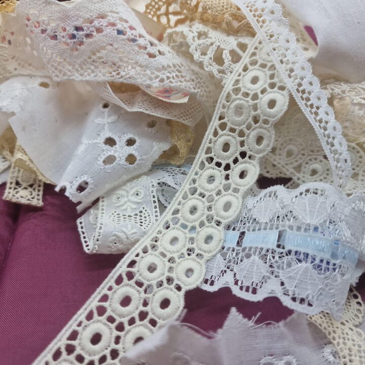 Lot de 29 Fragments de Dentelle Vintage 15-25cm - Crochet Coton et Broderie pour Poupées et Junk Journals