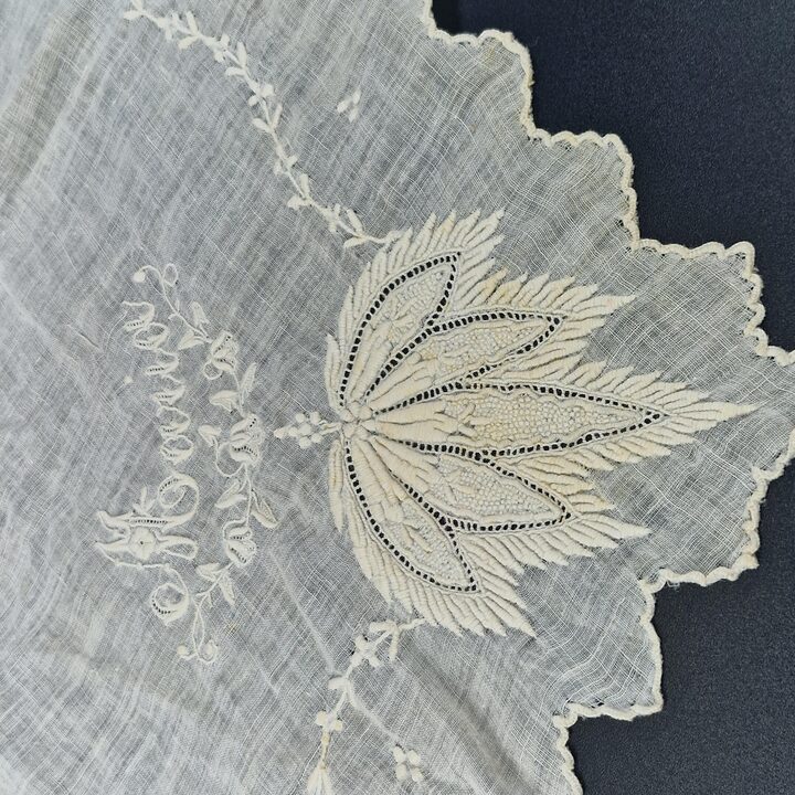 Lenço de Noiva Antigo Anos 20 Monograma Maria - Batista de Algodão Bordado à Mão - Acessório de Casamento Something Old