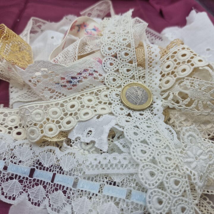 Lot de 29 Fragments de Dentelle Vintage 15-25cm - Crochet Coton et Broderie pour Poupées et Junk Journals