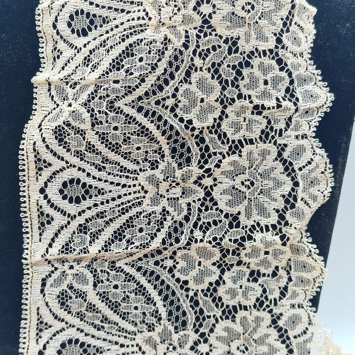Lot de dentelle vintage, 2 longueurs soie et viscose mercerie blonde, motif floral Barcelone annees 50, 12x230cm et 11x130cm