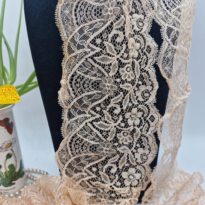 Lot de dentelle vintage, 2 longueurs soie et viscose mercerie blonde, motif floral Barcelone annees 50, 12x230cm et 11x130cm